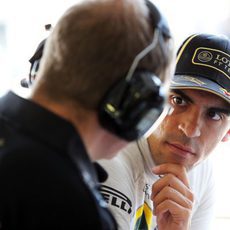 Pastor Maldonado hablando con su ingeniero