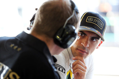 Pastor Maldonado hablando con su ingeniero