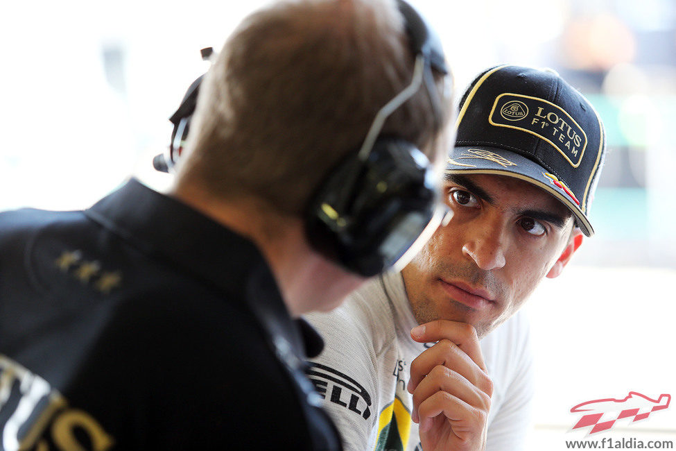 Pastor Maldonado hablando con su ingeniero