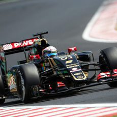 Romain Grosjean pilotando durante la segunda sesión