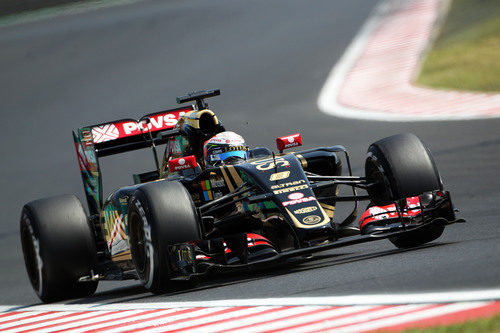 Romain Grosjean pilotando durante la segunda sesión