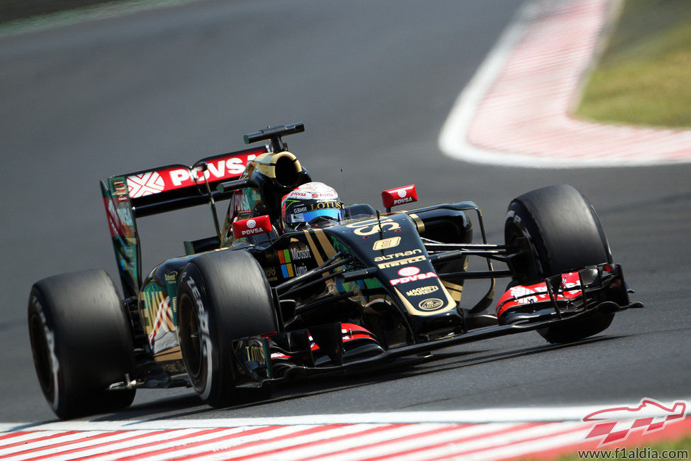 Romain Grosjean pilotando durante la segunda sesión