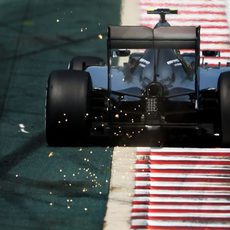 Chispas en la zona trasera del coche de Nico Rosberg