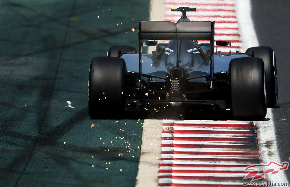 Chispas en la zona trasera del coche de Nico Rosberg