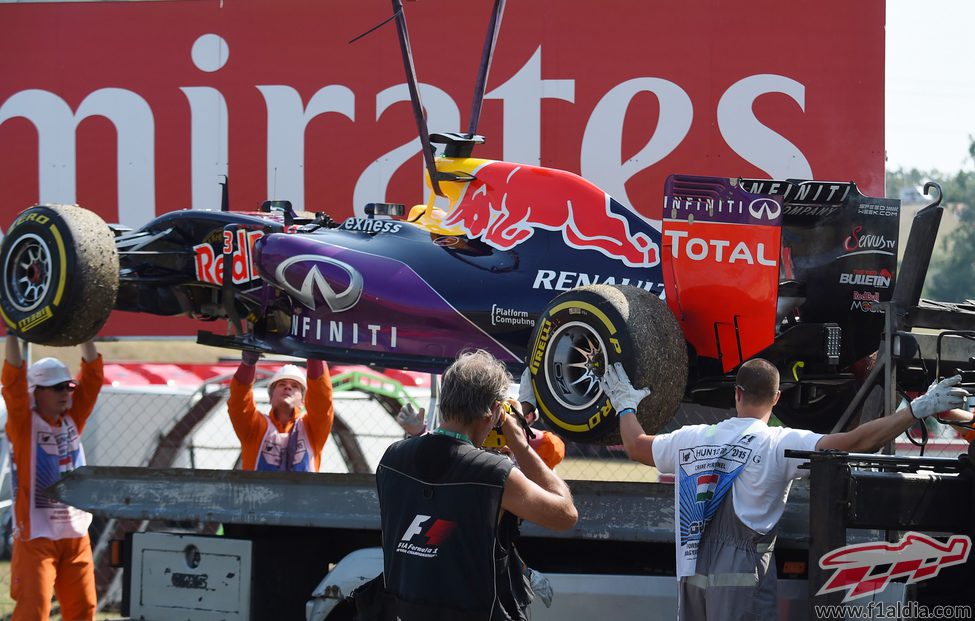 La grúa retira el Red Bull de Daniel Ricciardo