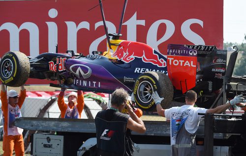 La grúa retira el Red Bull de Daniel Ricciardo