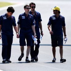 Felipe Nasr con su equipo comprobando la pista