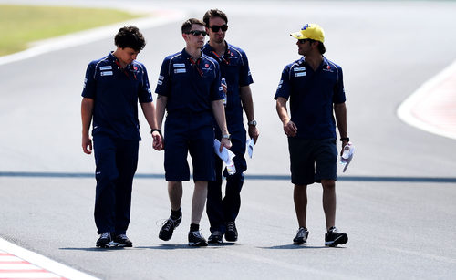 Felipe Nasr con su equipo comprobando la pista