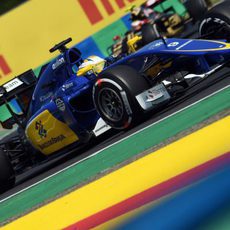 Marcus Ericsson evaluando diferentes configuraciones