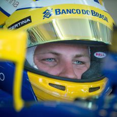 Marcus Ericsson subido a su coche, a punto de salir a la pista