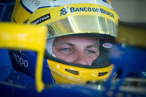 Marcus Ericsson subido a su coche, a punto de salir a la pista