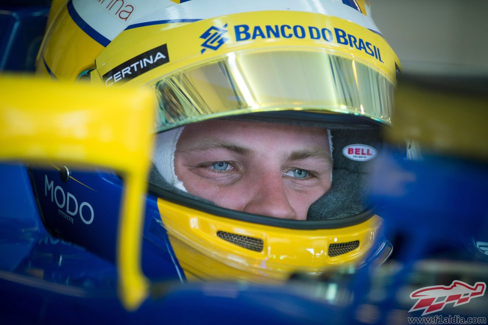 Marcus Ericsson subido a su coche, a punto de salir a la pista