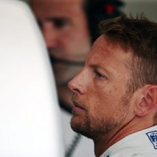 Jenson Button preparándose para la segunda sesión