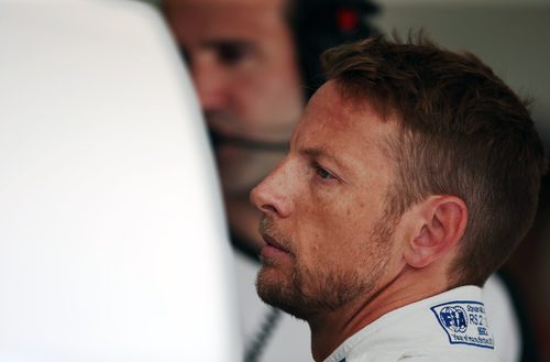 Jenson Button preparándose para la segunda sesión