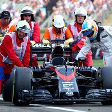 Fernando Alonso empuja su McLaren de vuelta a boxes