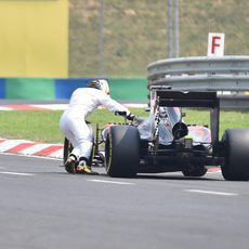 Fernando Alonso empuja solo su coche en Hungría