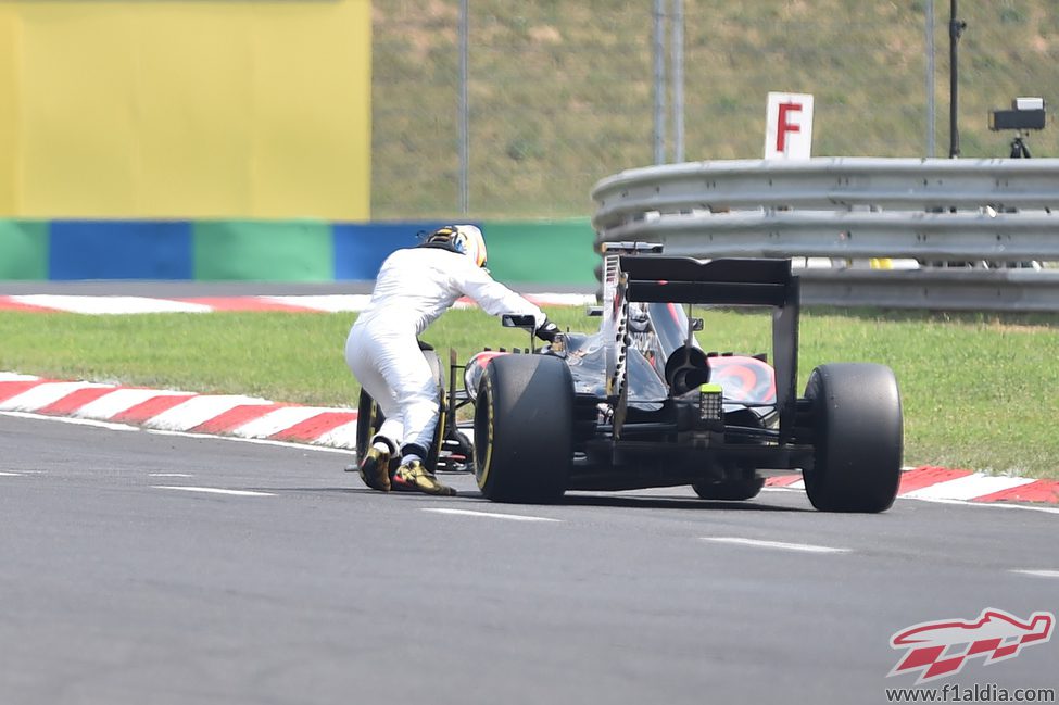 Fernando Alonso empuja solo su coche en Hungría