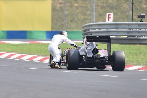 Fernando Alonso empuja solo su coche en Hungría