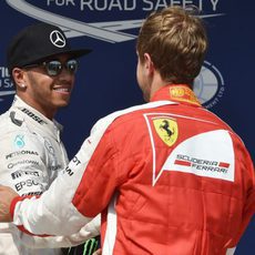 Sebastian Vettel felicita a Lewis Hamilton por la pole en Hungría