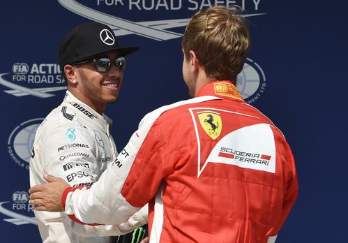 Sebastian Vettel felicita a Lewis Hamilton por la pole en Hungría