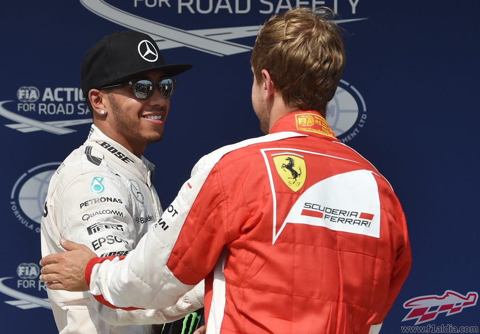 Sebastian Vettel felicita a Lewis Hamilton por la pole en Hungría