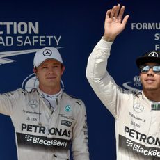 Nico Rosberg y Lewis Hamilton saluda a los aficionados
