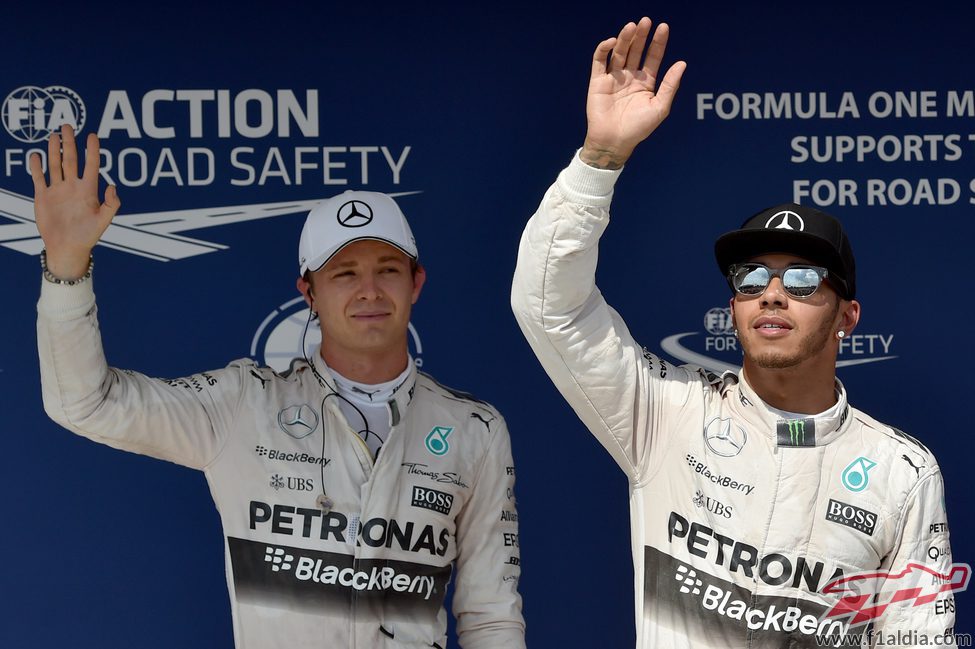 Nico Rosberg y Lewis Hamilton saluda a los aficionados