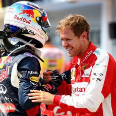 Sebastian Vettel y Daniel Ricciardo charlan tras la clasificaicón