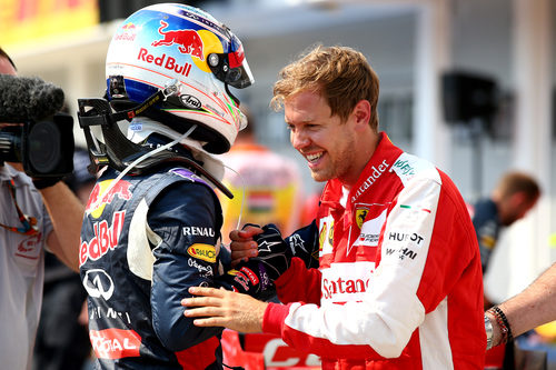 Sebastian Vettel y Daniel Ricciardo charlan tras la clasificaicón