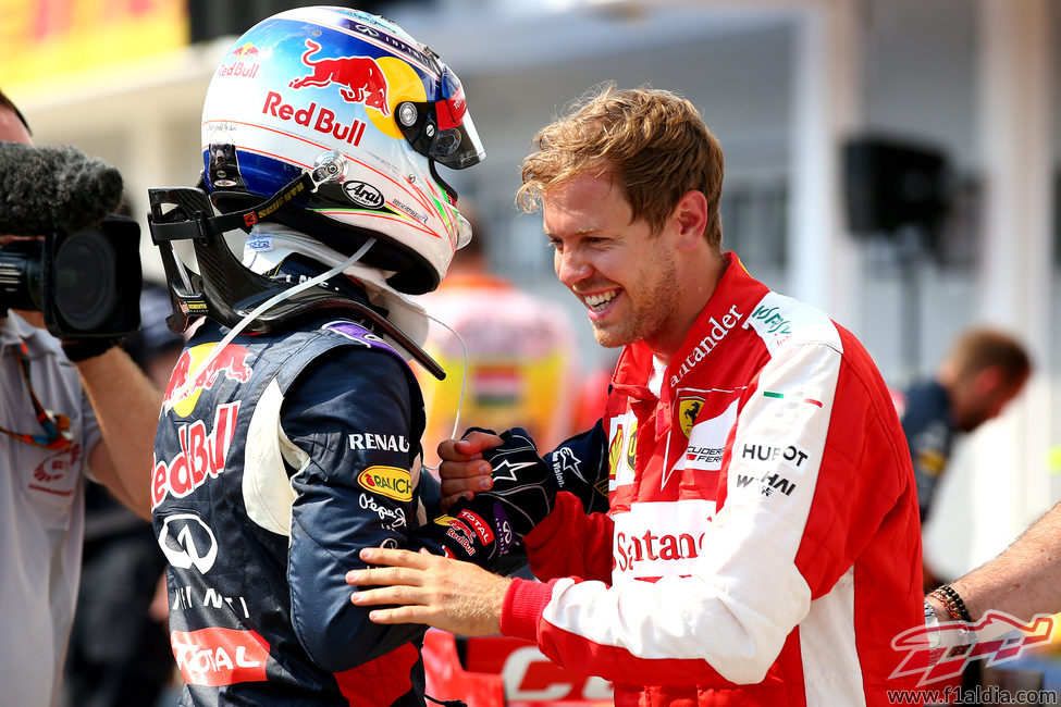 Sebastian Vettel y Daniel Ricciardo charlan tras la clasificaicón