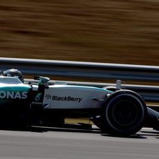 Lewis Hamilton baja a 1:24 con neumáticos medios