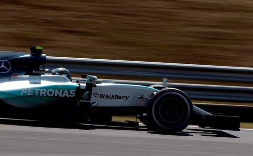 Lewis Hamilton baja a 1:24 con neumáticos medios