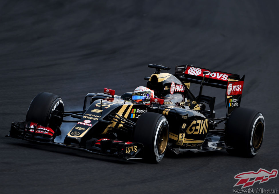 Romain Grosjean rueda con los neumáticos 'prime'