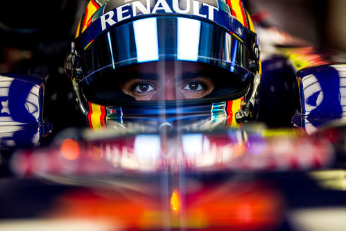 Carlos Sainz concentrado para salir a la pista