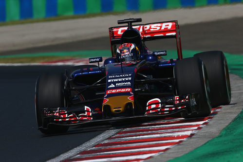 Max Verstappen subiéndose a los pianos del Hungaroring