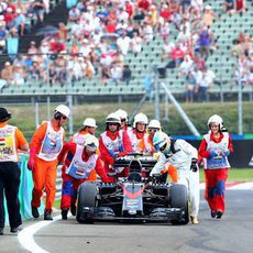 Los comisarios acudieron a ayudar a Fernando Alonso