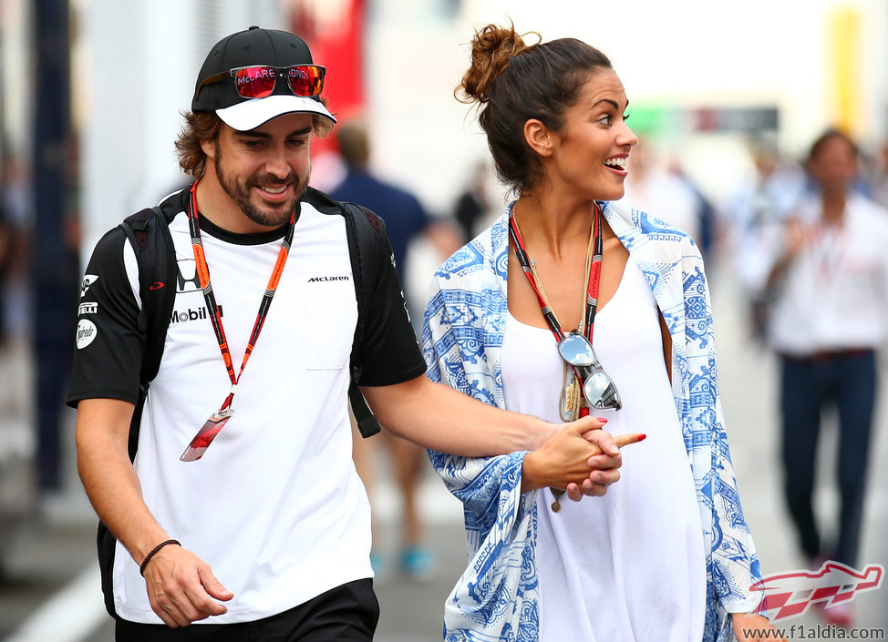 Fernando Alonso y Lara Álvarez por el el paddock de Hungría
