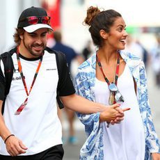 Fernando Alonso y Lara Álvarez por el el paddock de Hungría