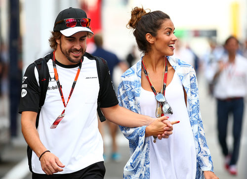 Fernando Alonso y Lara Álvarez por el el paddock de Hungría
