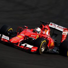 Sebastian Vettel consigue colarse en la tercera plaza