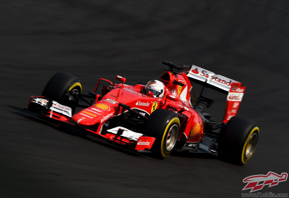 Sebastian Vettel consigue colarse en la tercera plaza