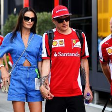 Kimi Räikkönen pasea por el paddock con su novia