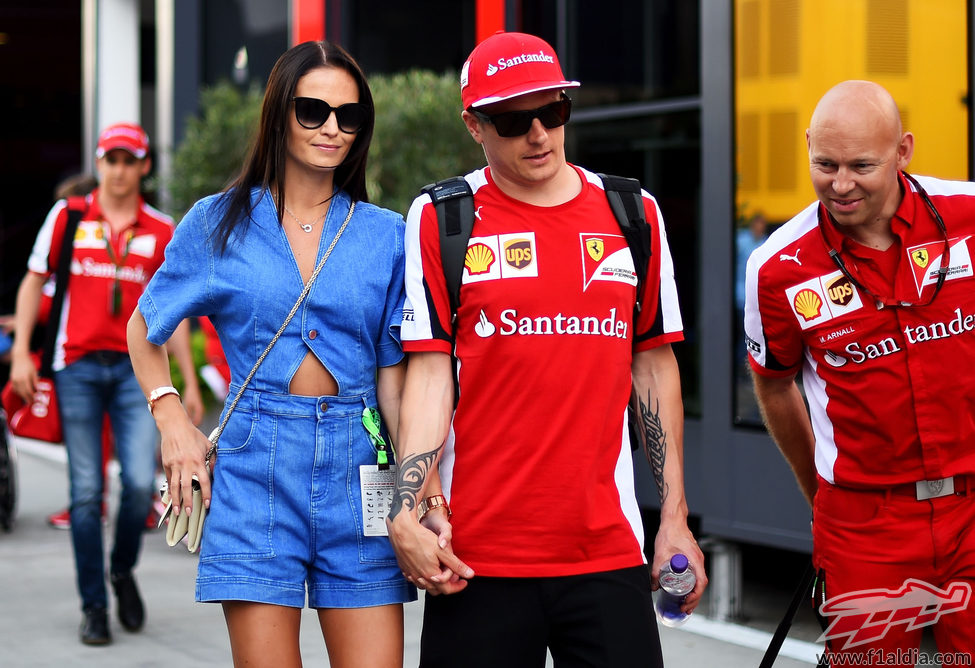 Kimi Räikkönen pasea por el paddock con su novia