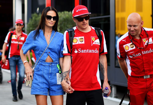 Kimi Räikkönen pasea por el paddock con su novia