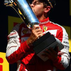 Sebastian Vettel besa el trofeo de ganador en el Gran Premio de Hungría 2015