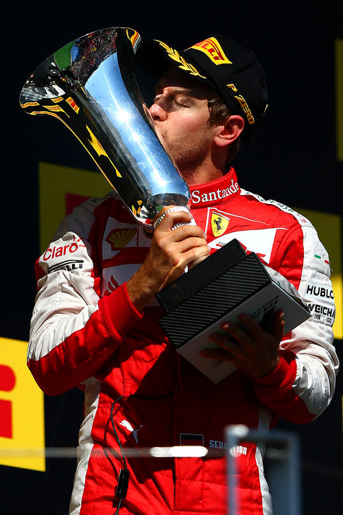 Sebastian Vettel besa el trofeo de ganador en el Gran Premio de Hungría 2015