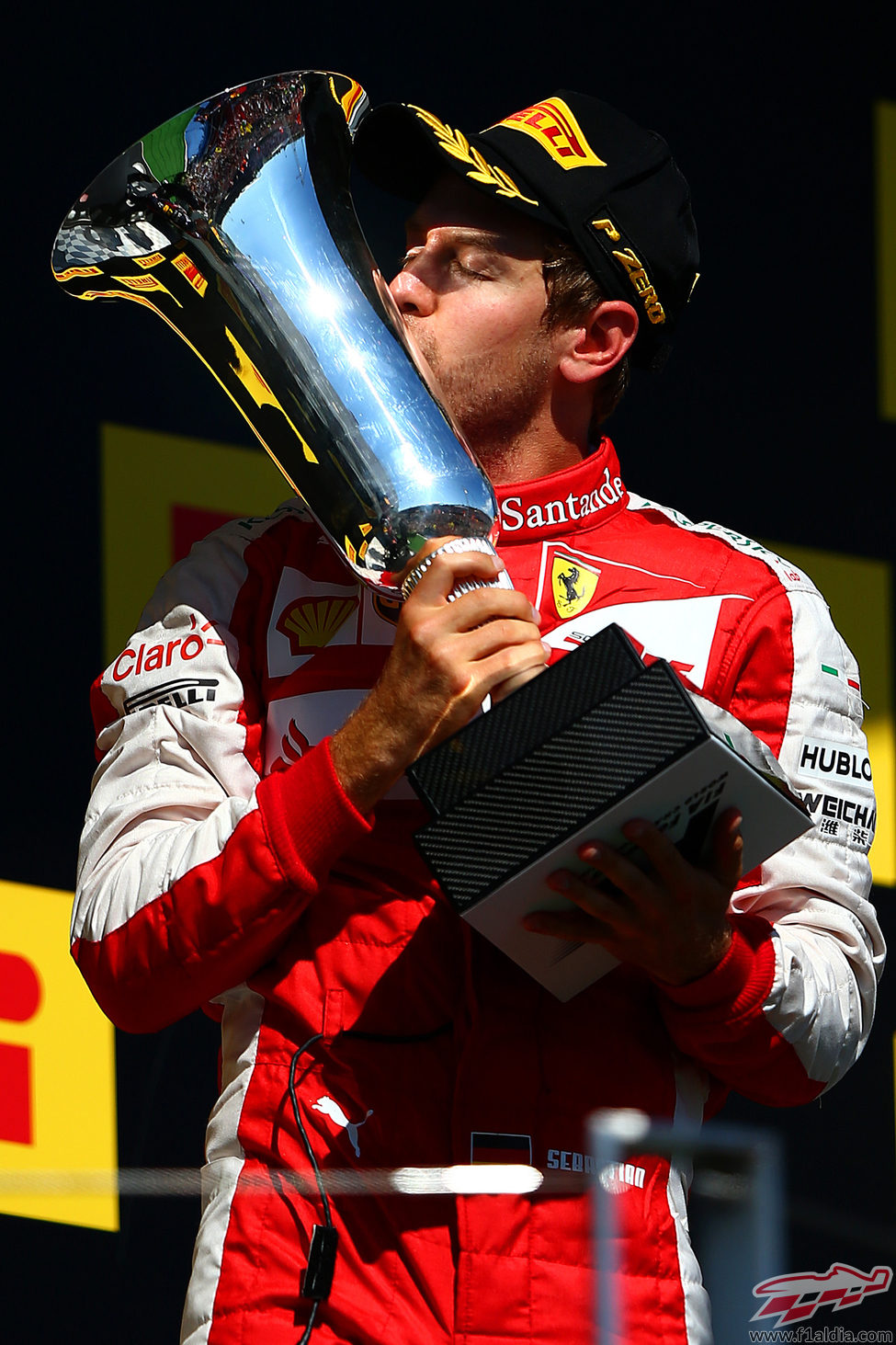 Sebastian Vettel besa el trofeo de ganador en el Gran Premio de Hungría 2015
