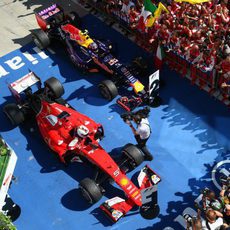 Sebastian Vettel se baja del SF15-T tras conseguir la segunda victoria de esta temporada