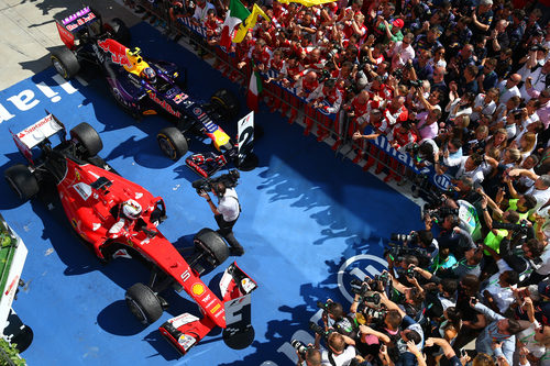 Sebastian Vettel se baja del SF15-T tras conseguir la segunda victoria de esta temporada