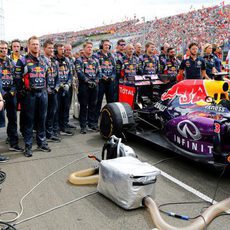 Los mecánicos de Red Bull durante el minuto de silencio en honor a Bianchi